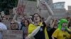 Demonstranti uzvikuju slogane i drže transparente tokom demonstracija protiv zakona kojim se ukida nezavisnost antikorupcijskih agencija NABU i SAPO, u Kijevu 24. jula 2025. godine, usred ruske invazije na Ukrajinu.