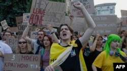 Demonstranti uzvikuju slogane i drže transparente tokom demonstracija protiv zakona kojim se ukida nezavisnost antikorupcijskih agencija NABU i SAPO, u Kijevu 24. jula 2025. godine, usred ruske invazije na Ukrajinu.