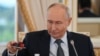 Президент Росії Володимир Путін їсть десерт, прибувши на зустріч з представниками міжнародних інформаційних агентств у кулуарах Санкт-Петербурзького міжнародного економічного форуму в Костянтинівському палаці. Росія, 4 червня 2026 року