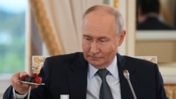 Президент Росії Володимир Путін їсть десерт, прибувши на зустріч з представниками міжнародних інформаційних агентств у кулуарах Санкт-Петербурзького міжнародного економічного форуму в Костянтинівському палаці. Росія, 4 червня 2026 року