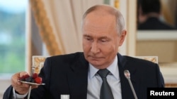 Президент Росії Володимир Путін їсть десерт, прибувши на зустріч з представниками міжнародних інформаційних агентств у кулуарах Санкт-Петербурзького міжнародного економічного форуму в Костянтинівському палаці. Росія, 4 червня 2026 року