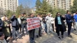 Жер кодексине каршы чыккан адамдар. Бишкектеги Максим Горький атындагы бакча. 1-апрель, 2025-жыл.