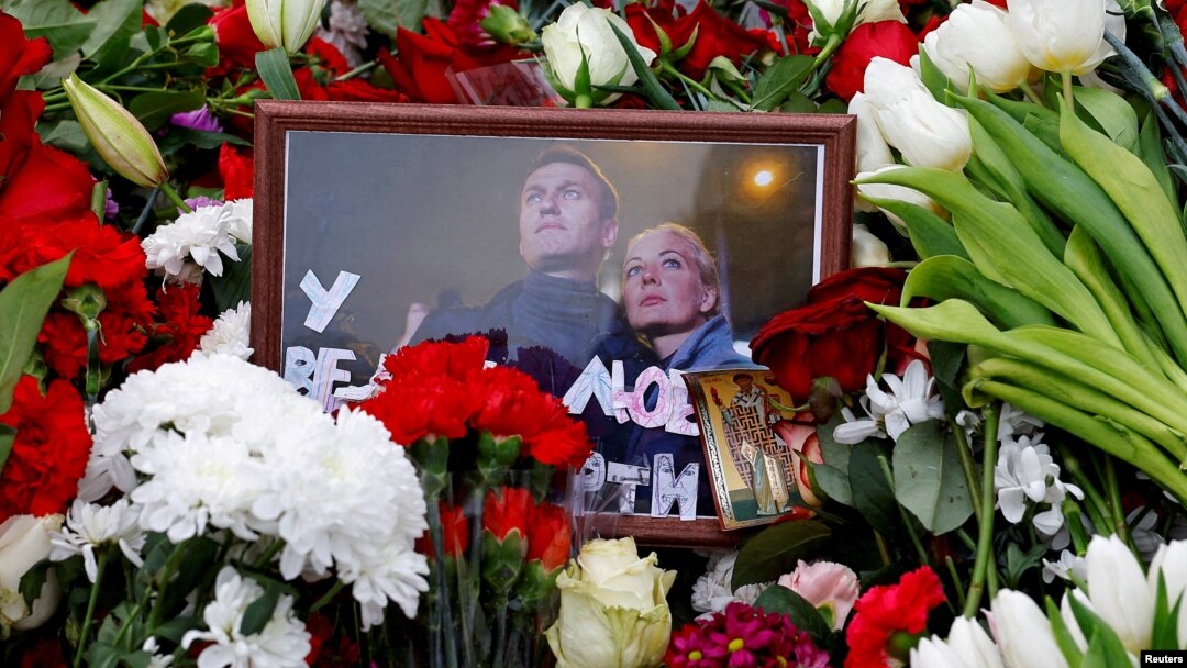 Fotografie a lui Alexei Navalnîi alături de soția lui, Iulia, la mormântul opozantului rus.