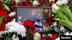 Fotografie a lui Alexei Navalnîi alături de soția lui, Iulia, la mormântul opozantului rus.
