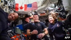 Această captură de ecran din transmisia NASA, publicată pe 4 aprilie 2026, îi arată pe cei patru membri ai echipajului Artemis II, de la stânga la dreapta, Victor Glover, Reid Wiseman, Jeremy Hansen și Christina Koch, la bordul capsulei Orion.