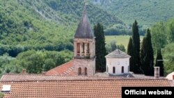 U manastiru Krka ne pristaju da se umjetnine iz njihovog manastira vrate na neku privremenu lokaciju u Hrvatskoj, dok se ne dovrši kompletna obnova objekta (na fotografiji manastir Krka)