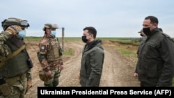 Ուկրաինանի նախագահ Վլադիմիր Զելենսկին հանդիպում է Խերոսնի մարզում տեղակայված զորքերի զինծառայողների հետ, 27-ը ապրիլի, 2021թ․
