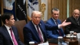 Presidenti i SHBA-së, Donald Trump, në një takim të kabinetit më 26 gusht me sekretarin e Shtetit, Marco Rubio (majtas) dhe sekretarin e Mbrojtjes, Pete Hegseth (djathtas).