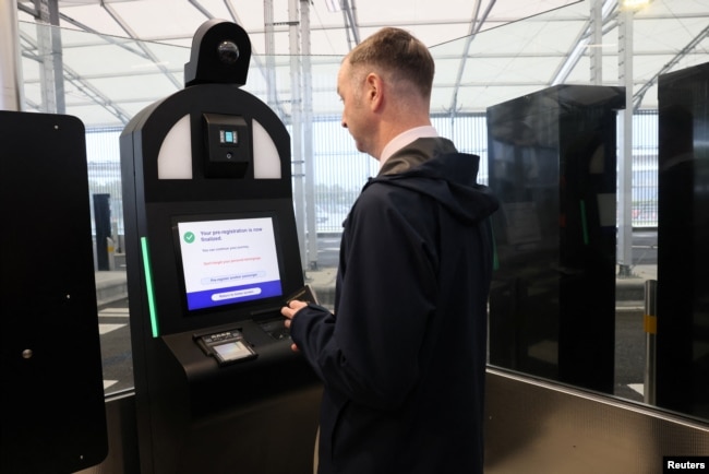 Чоловік користується терміналом самообслуговування EES під час демонстрації Системи в'їзду/виїзду Європейського Союзу (EES) на терміналі Євротунелю у Фолкстоні, Велика Британія, 23 вересня 2025 року