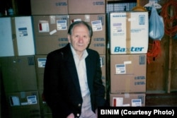 Мікола Прускі з грузам гуманітарнай дапамогі, прыгатаваным для адпраўкі ў Беларусь. Пачатак 1990-х гг. Здымак з калекцыі БІНіМу (Нью-Ёрк)