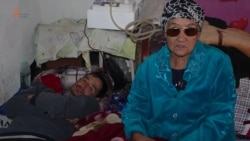 Модари танҳо: “Агар ман гузарам, ин аз гуруснагӣ мемурад”
