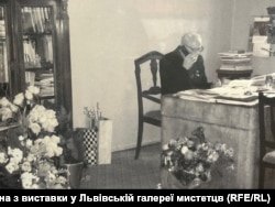 Борис Возницький у робочому кабінеті