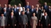 O parte din invitații regimului comunist de la Beijing de la parada militară din 3 septembrie 2025. În primul rând: Xi Jinping, Vladimir Putin și Kim Jong Un. În ultimul rând: foștii premieri români Adrian Năstase și Viorica Dăncilă.