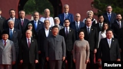 O parte din invitații regimului comunist de la Beijing de la parada militară din 3 septembrie 2025. În primul rând: Xi Jinping, Vladimir Putin și Kim Jong Un. În ultimul rând: foștii premieri români Adrian Năstase și Viorica Dăncilă.