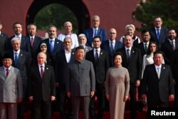Liderii străini invitați la parada militară de la Beijing. Pe ultimul rând apar și foștii premieri ai României, Adrian Năstase și Viorica Dăncilă. 3 septembrie 2025.