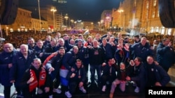 Pjevač Marko Perković Thompson pozira s članovima hrvatske muške rukometne reprezentacije pred publikom na događaju povodom proslave trećeg mjesta Hrvatske na Evropskom prvenstvu u rukometu EHF 2026, u Zagrebu, Hrvatska, 2. februara 2026.