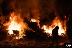 Franța, 13 ian 2026. Foc aprins într-un sens giratoriu, în timpul unui blocaj organizat de fermieri pentru a protesta împotriva protocolului guvernamental de sacrificare obligatorie a bovinelor afectate de boala pielii nodulare și împotriva acordului comercial UE-Mercosur.