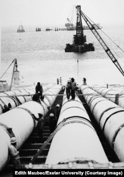 Oil pipelines on Kharg Island being constructed in the 1970s.