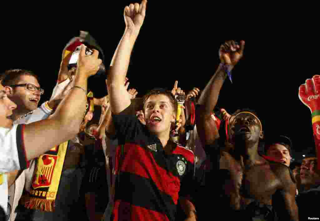 Brazil - German soccer fans celebrate after watching a broadcast of the 2014 World Cup semi-final between Brazil and Germany at Copacabana beach in Rio de Janeiro, July 8, 2014. REUTERS/Pilar Olivares (BRAZIL - Tags: SOCCER SPORT WORLD CUP)