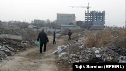 Az elbontott kerület után maradt törmelék a tádzsikisztáni Huzsandban, 2021-ben