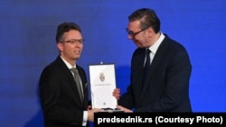 Ministar kulture Mađarske Balaž Hanko prima orden od predsednika Srbije Aleksandra Vučića u Beogradu, 16. februar 2026.