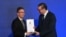 Ministar kulture Mađarske Balaž Hanko prima orden od predsednika Srbije Aleksandra Vučića u Beogradu, 16. februar 2026.