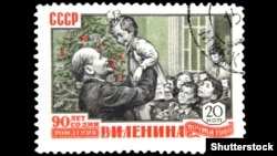 URSS, circa 1960: O marcă poștală cu Lenin, copii și pomul de Crăciun