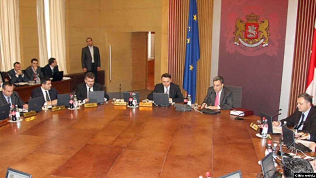 Правительство решает важную краткосрочную проблему, но избегает решения долгосрочной: фактически оно взяло новый долг для покрытия старого