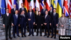 Европа лидерлери жана АКШнын өкүлдөрү Украина президенти Владимир Зеленский менен Берлиндеги сүйлөшүүлөрдөн кийин. 15-декабрь, 2025-жыл.