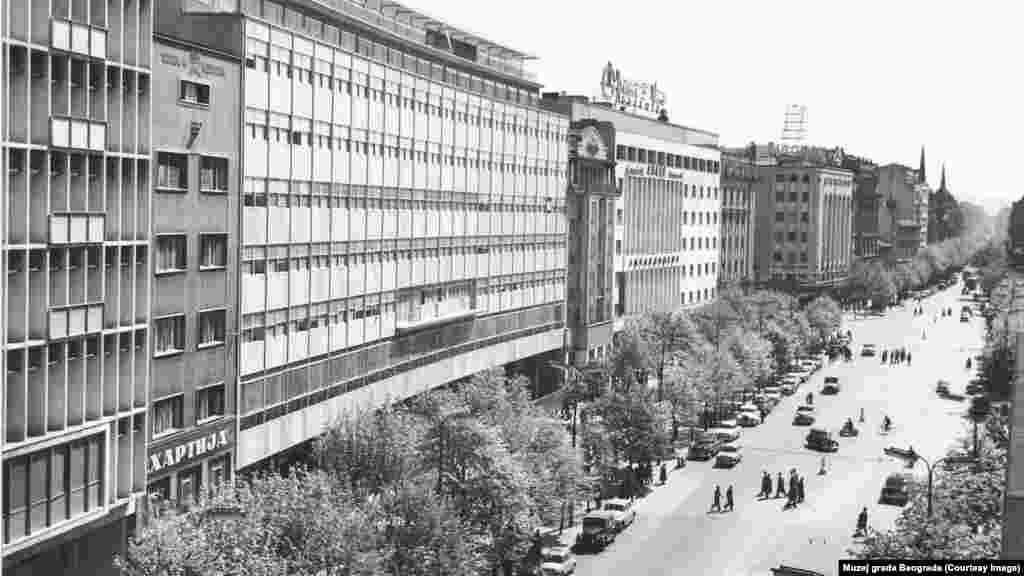 Птичја перспектива на централниот плоштад Теразије (1961-62). На местото каде некогаш стоеше дел од дрворедот, денес има киосци, билборди и влез во подземниот премин.