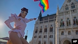 Sudionica povorke ponosa ispred zgrade Parlamenta Mađarske u Budimpešti (Arhiva)