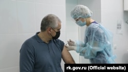 Сергей Аксенов во время прививания первым компонентом вакцины, архивное фото