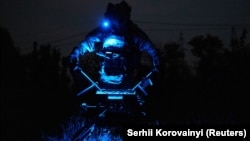 Військовий підрозділу безпілотників 24-ї окремої механізованої бригади імені короля Данила готує важкий бойовий дрон до польоту над російськими позиціями, Донеччина, червень 2025 року