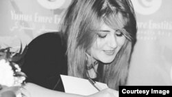 Gənc yazar Çinarə Ömray.