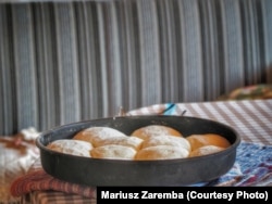 Bukë tradicionale, të gatuara për turistin Zaremba, në bujtinën Ariu, në Rekën e Allagës në Rugovë.