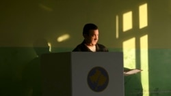 Një qytetar duke votuar në zgjedhjet e shkurtit më 2025.