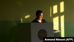 Një qytetar duke votuar në zgjedhjet e shkurtit më 2025.