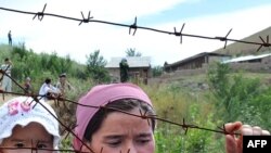 Қирғизистон жанубидаги этник зўравонликларнинг дастлабки кунлари минглаб ўшлик ва жалолободлик ўзбеклар учун вақтинча нажот йўлагига айланган ўзбек-қирғиз чегараси шу кунда яна тақа-тақ ёпилган.