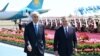 Президенты Узбекистана и Казахстана Шавкат Мирзиёев и Касым-Жомарт Токаев в международном аэропорту Бухары, 11 апреля 2026 года. Фото: пресс-служба президента Узбекистана