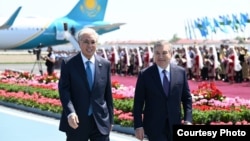 Қазақстан президенті Қасым Жомарт Тоқаев (сол жақта) пен Өзбекстан президенті Шавкат Мирзияев. Бұхара, 11 сәуір, 2026 жыл. Өзбекстан президентінің баспасөз қызметі таратқан фото.