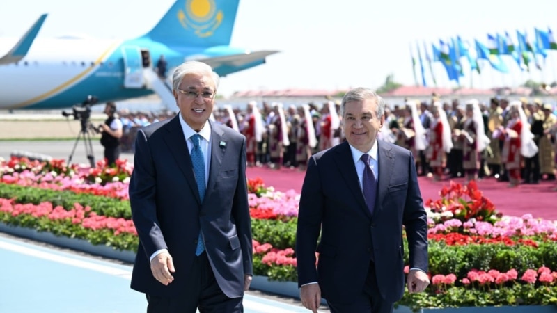 Тоқаев пен Мирзияев Бұхарада бейресми кездесті