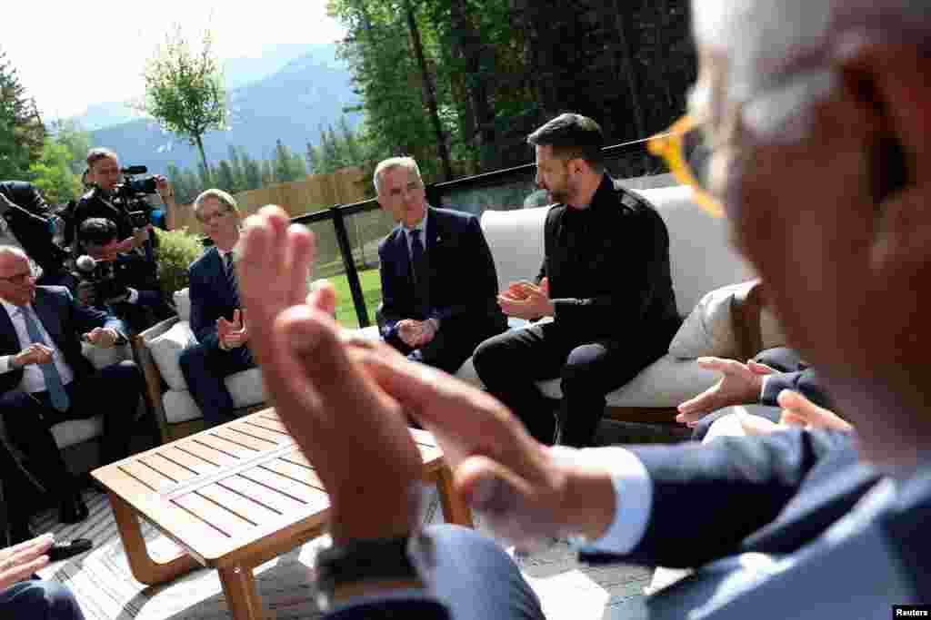 Председатель Европейского совета Антонио Коста, премьер-министр Канады Марк Карни, президент Украины Владимир Зеленский, министр финансов США Скотт Бессент и канцлер Германии Фридрих Мерц встречаются во время саммита лидеров G7 в Кананаскисе, Альберта, Канада, 17 июня 2025 года. REUTERS/Suzanne Plunkett