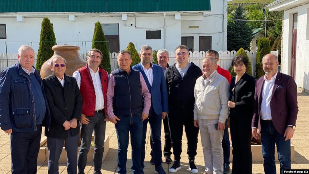 Liderii PSD fără mască și distanță socială, într-un grup mai mare de 8 persoane