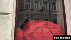 Разбитое окно в здании штаба Навального в Петербурге 