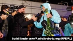  Александра Усика встретили в аэропорту бурными аплодисментами, цветами и объятиями