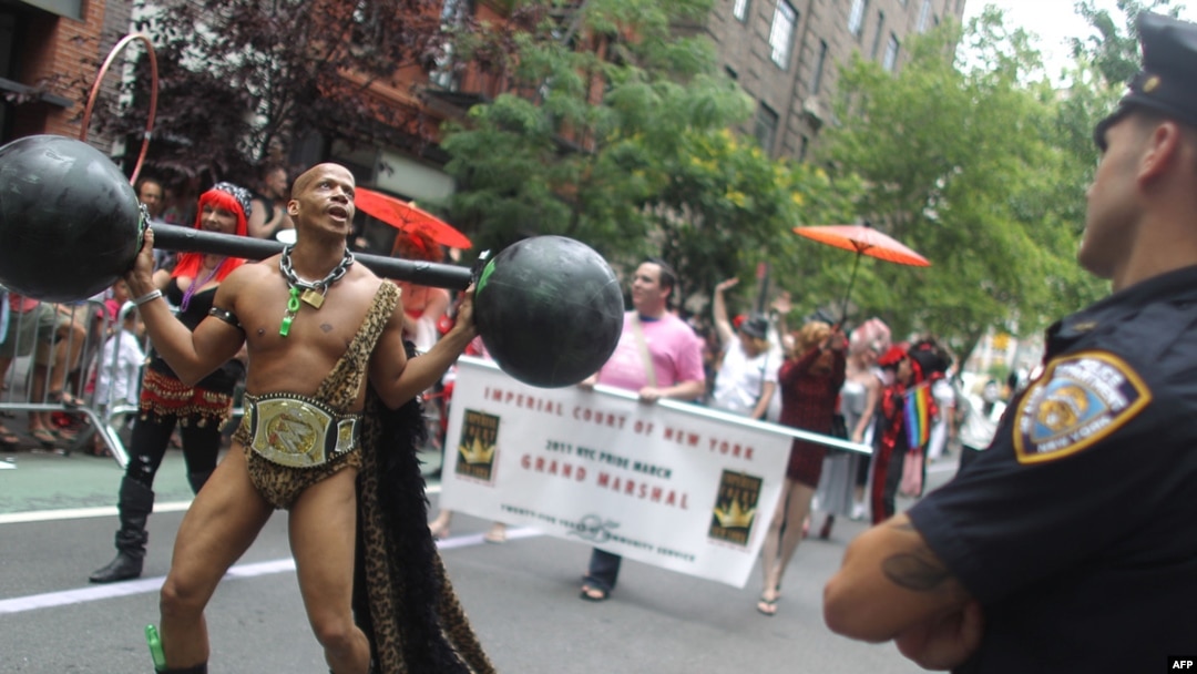 Бөтелкені айналдырып ойнап, жыныстық қатынасқа түстік Толық адам сұлуды трахает