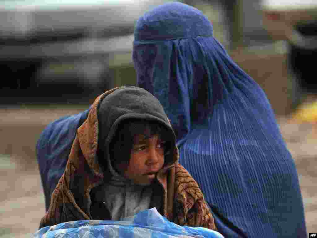 Женщина с дочкой просит подаяние. Мазари-Шариф, Афганистан. 