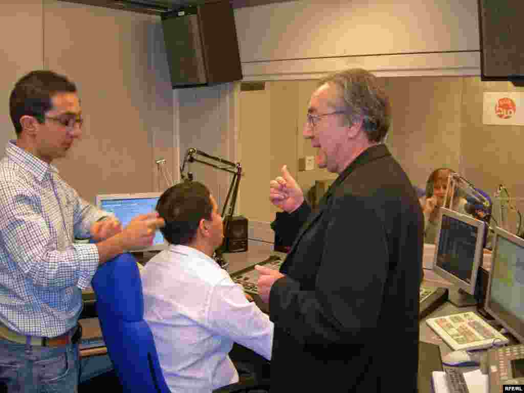 اتاق فرمان شلوغ تر از استوديو است. ژان خاکزاد و کيوان حسينی گرم بحث هستند و ميرويس با مجری ها در استوديو گپ می زند