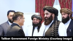 امیرخان متقی سرپرست وزارت خارجۀ طالبان هنگام دیدار با یو شیائونگ نمایندۀ ویژۀ چین برای افغانستان (تصویر از آرشیف)