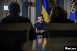 Zelensky flet gjatë një interviste me Reuters në Kiev.
